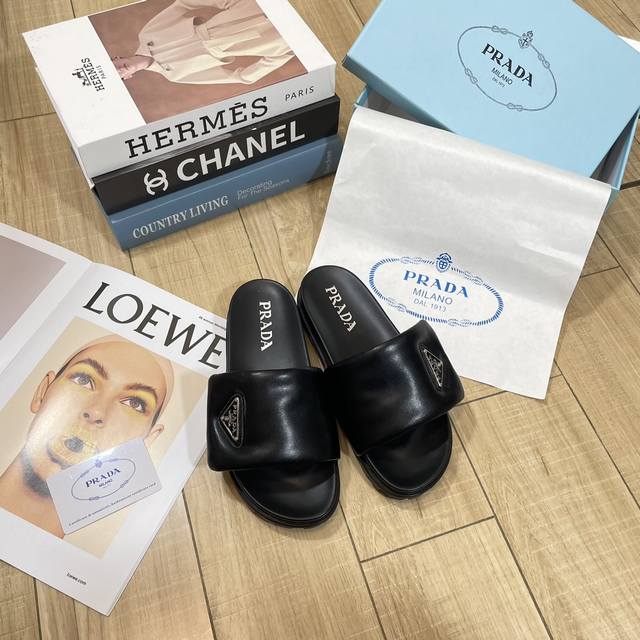 橙子出厂价 Prada 普拉达2024春夏新款 厚底魔术贴拖鞋 原版1:1定制，今年最潮最流行复古英伦风，简约大气，款款都好看，松糕厚底显瘦增高，非常舒适，时尚